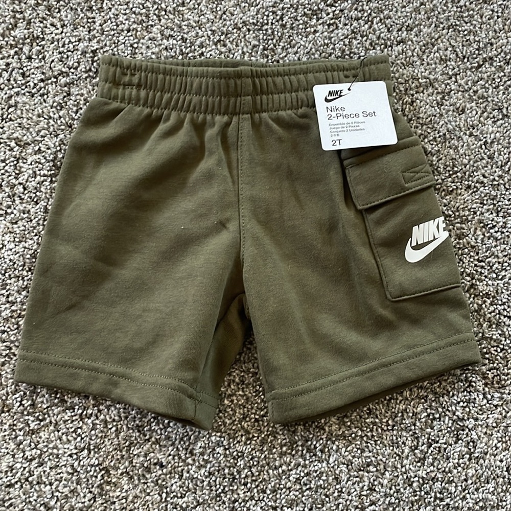 NEW! NIKE WHITE AND GREEN 2-PIECE T-SHIRT & SHORTS SET. SIZE 2T. BOYS. - Picture 2 of 8